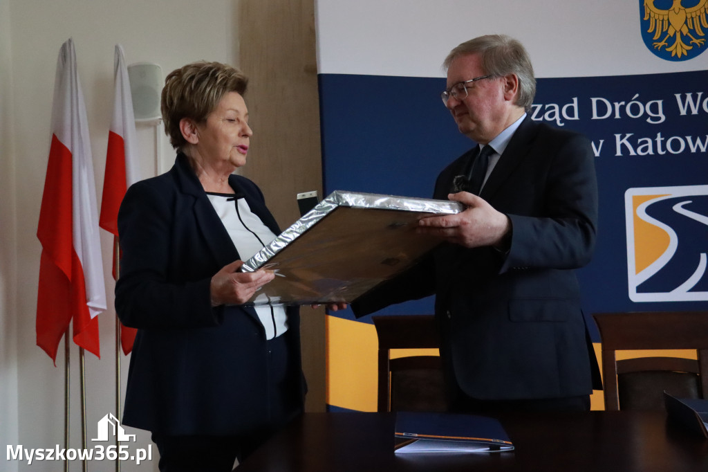 Fotorelacja: Podpisanie umowy w Koziegłowach na przebudowę drogi DW 789