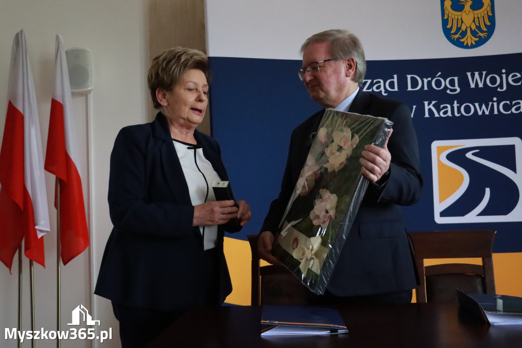 Fotorelacja: Podpisanie umowy w Koziegłowach na przebudowę drogi DW 789