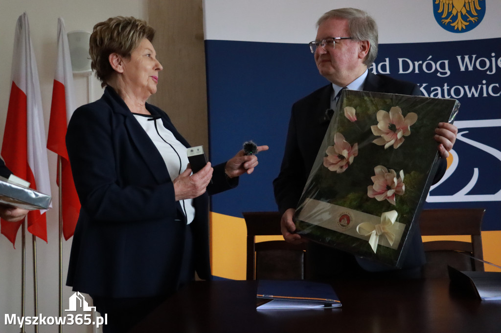 Fotorelacja: Podpisanie umowy w Koziegłowach na przebudowę drogi DW 789
