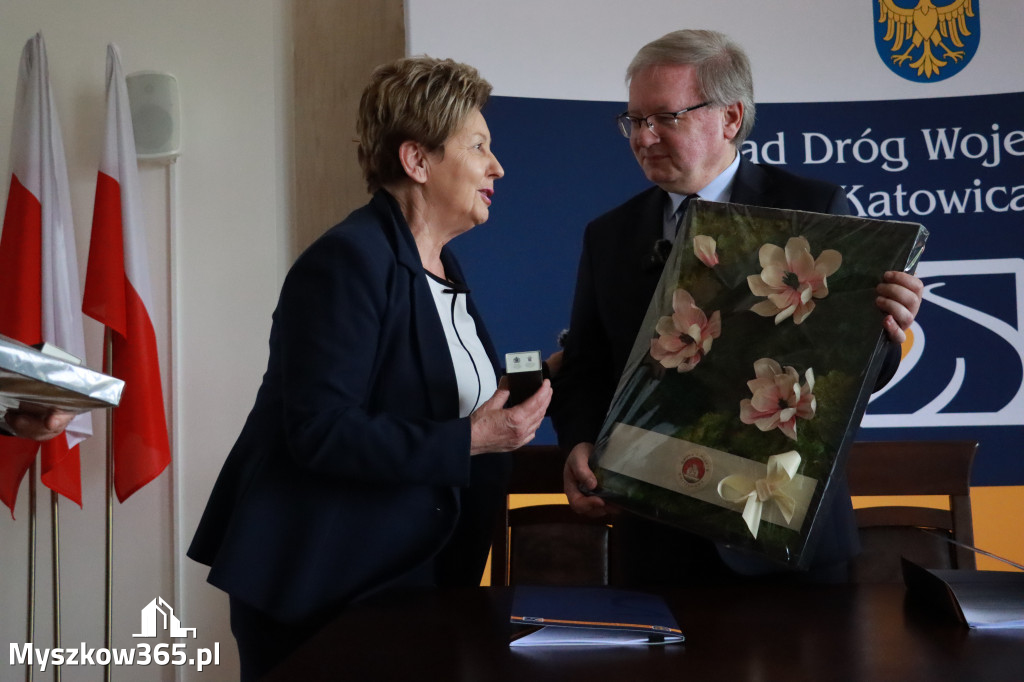 Fotorelacja: Podpisanie umowy w Koziegłowach na przebudowę drogi DW 789