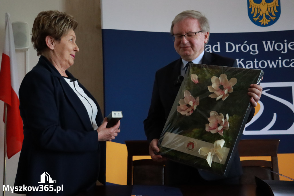 Fotorelacja: Podpisanie umowy w Koziegłowach na przebudowę drogi DW 789