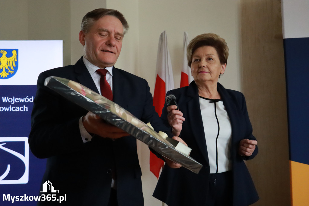 Fotorelacja: Podpisanie umowy w Koziegłowach na przebudowę drogi DW 789