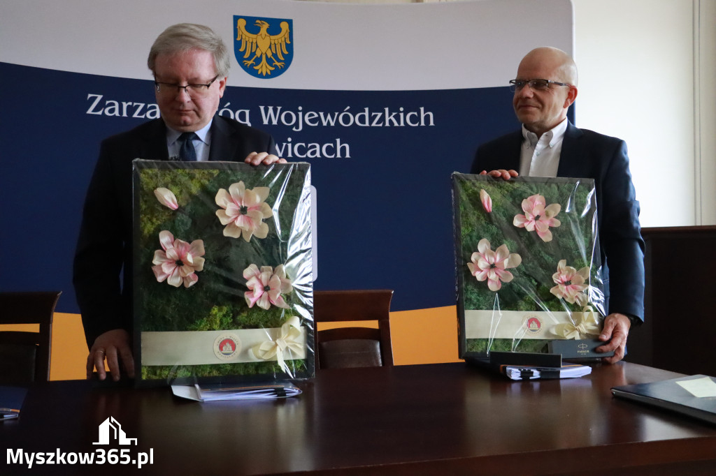 Fotorelacja: Podpisanie umowy w Koziegłowach na przebudowę drogi DW 789