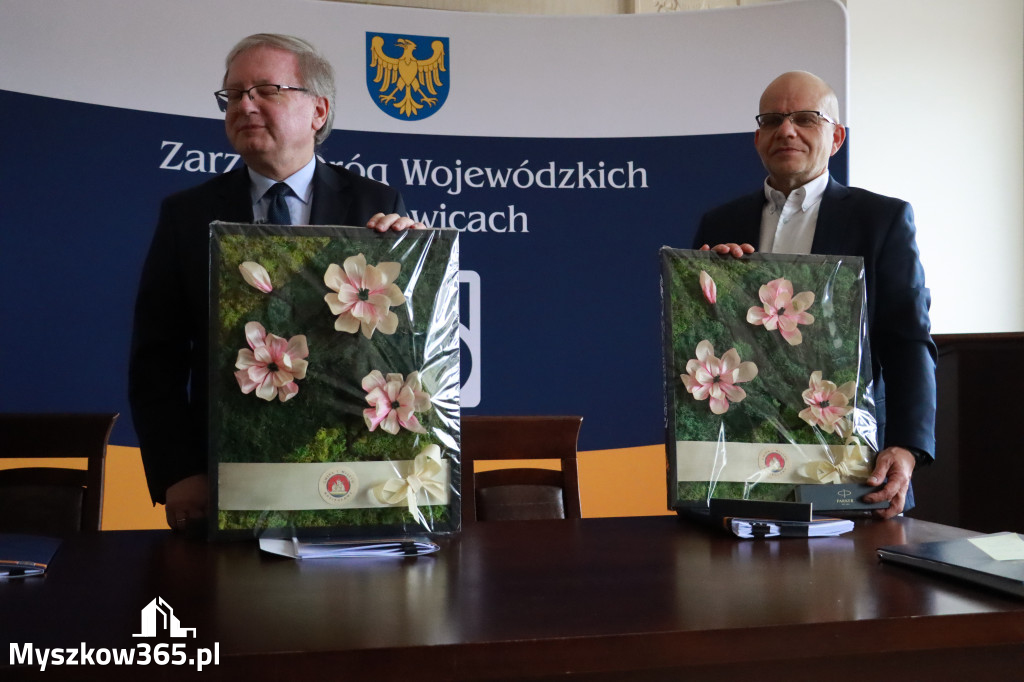 Fotorelacja: Podpisanie umowy w Koziegłowach na przebudowę drogi DW 789