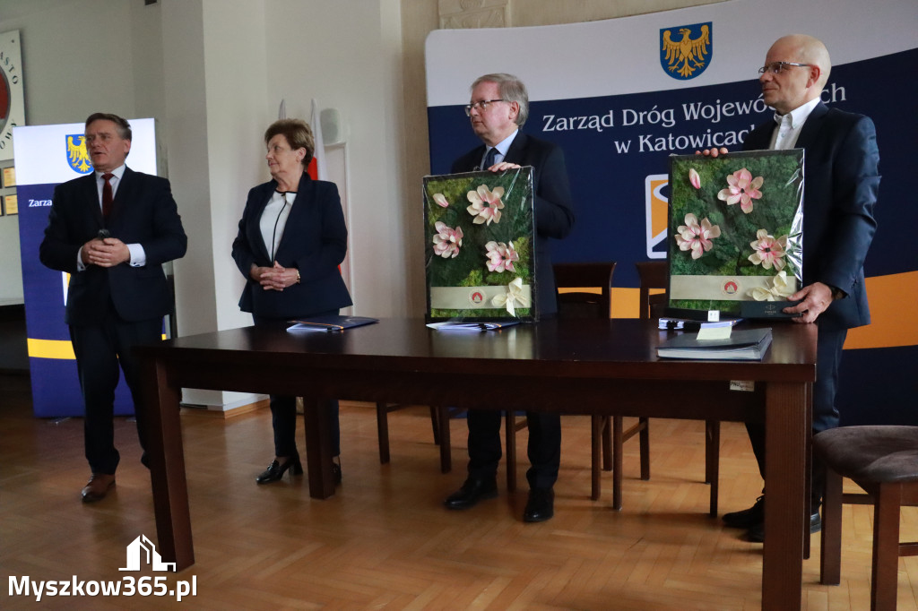 Fotorelacja: Podpisanie umowy w Koziegłowach na przebudowę drogi DW 789