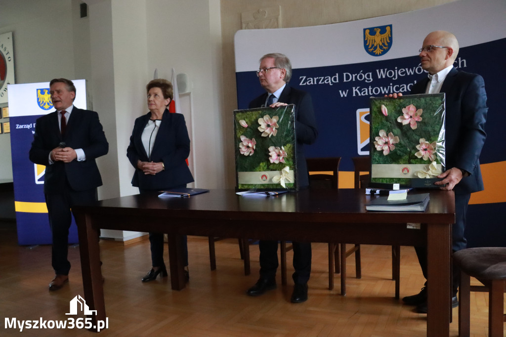 Fotorelacja: Podpisanie umowy w Koziegłowach na przebudowę drogi DW 789