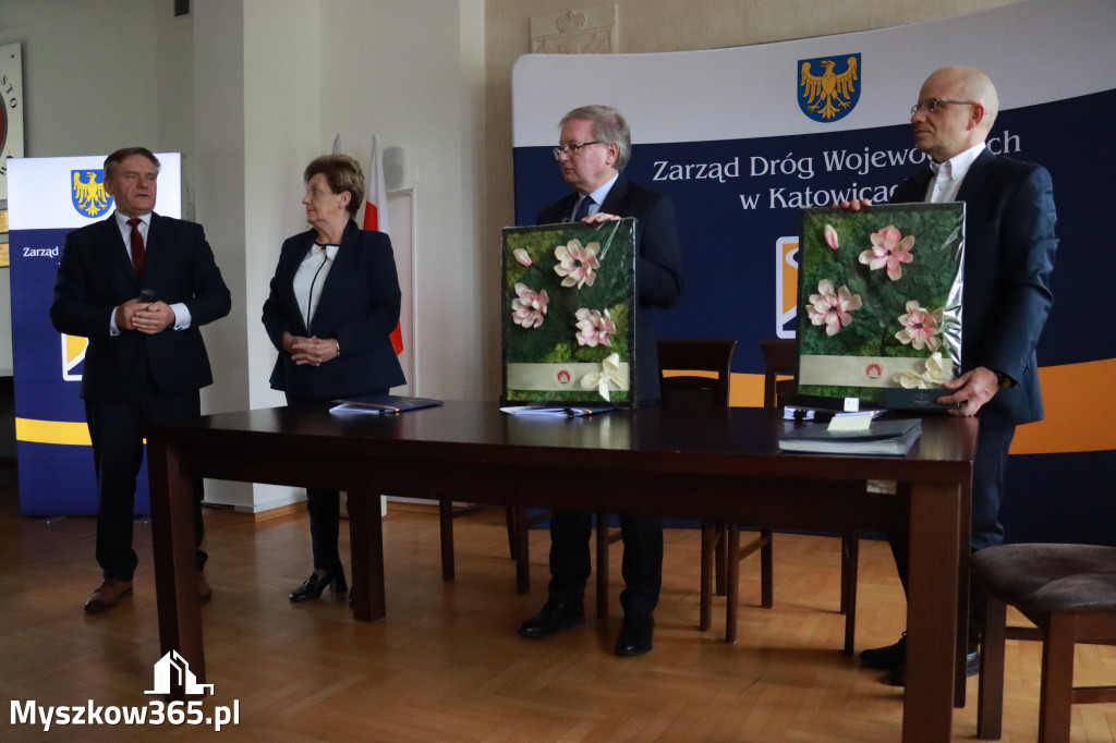 Fotorelacja: Podpisanie umowy w Koziegłowach na przebudowę drogi DW 789