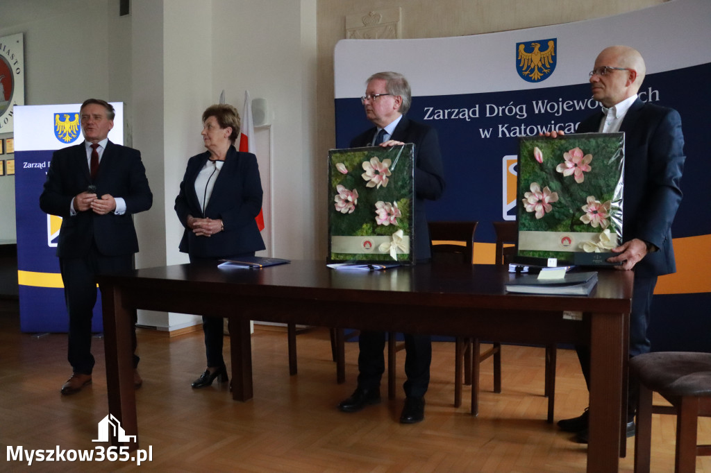 Fotorelacja: Podpisanie umowy w Koziegłowach na przebudowę drogi DW 789