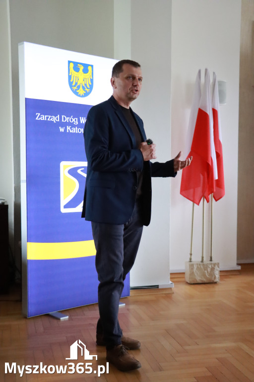 Fotorelacja: Podpisanie umowy w Koziegłowach na przebudowę drogi DW 789