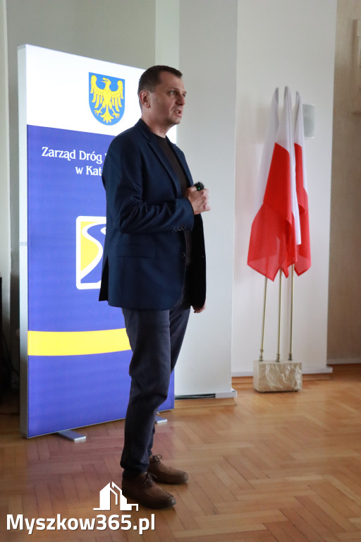Fotorelacja: Podpisanie umowy w Koziegłowach na przebudowę drogi DW 789