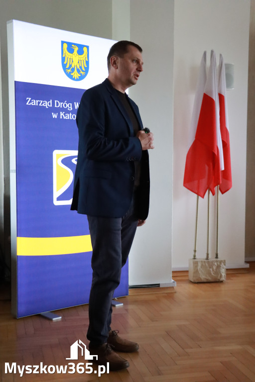 Fotorelacja: Podpisanie umowy w Koziegłowach na przebudowę drogi DW 789