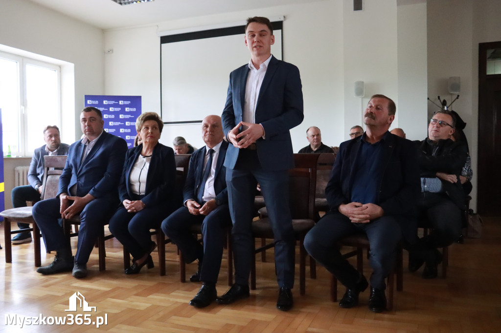 Fotorelacja: Podpisanie umowy w Koziegłowach na przebudowę drogi DW 789