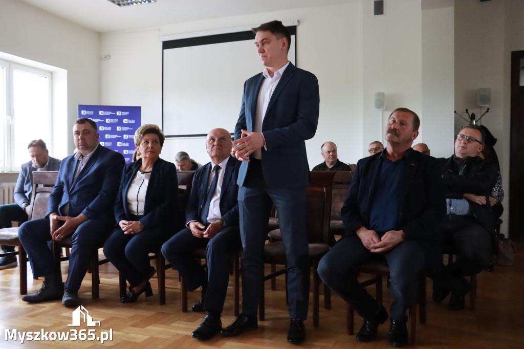 Fotorelacja: Podpisanie umowy w Koziegłowach na przebudowę drogi DW 789