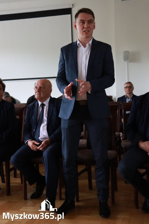Fotorelacja: Podpisanie umowy w Koziegłowach na przebudowę drogi DW 789