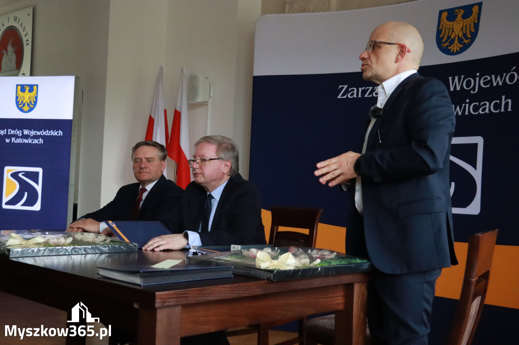Fotorelacja: Podpisanie umowy w Koziegłowach na przebudowę drogi DW 789
