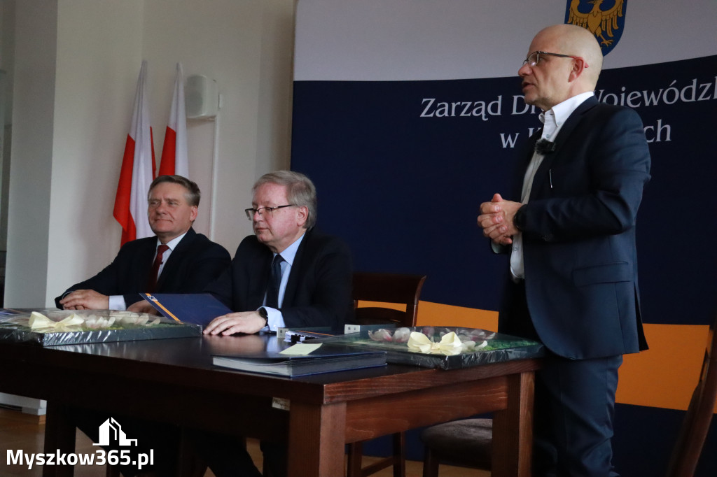Fotorelacja: Podpisanie umowy w Koziegłowach na przebudowę drogi DW 789