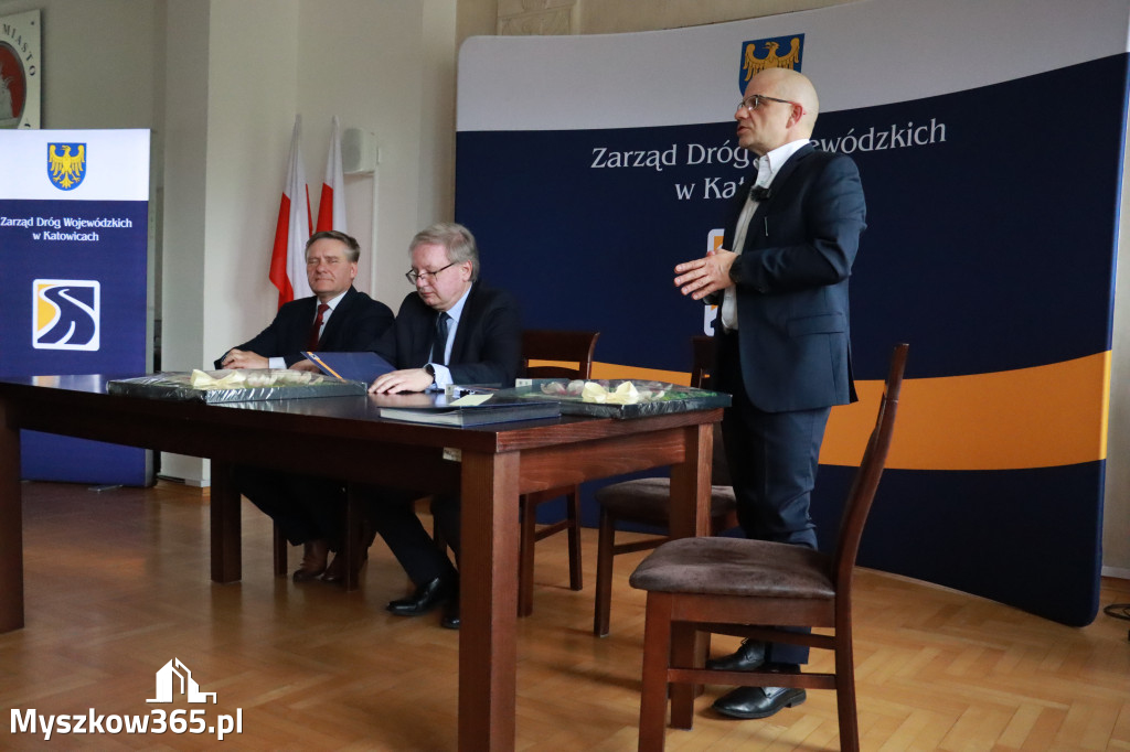 Fotorelacja: Podpisanie umowy w Koziegłowach na przebudowę drogi DW 789