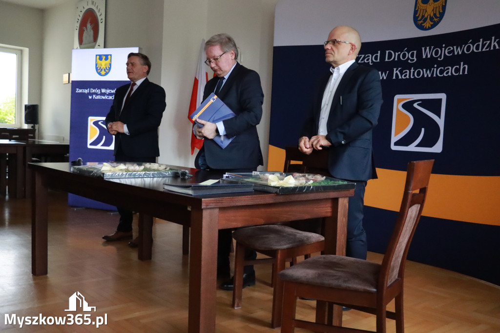 Fotorelacja: Podpisanie umowy w Koziegłowach na przebudowę drogi DW 789