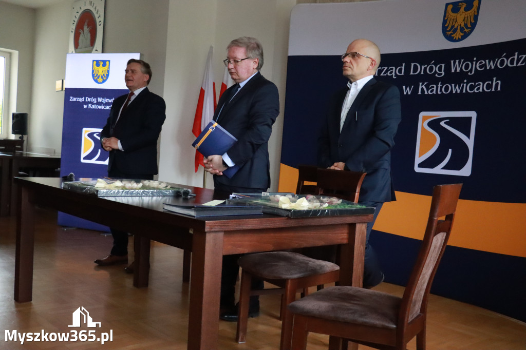 Fotorelacja: Podpisanie umowy w Koziegłowach na przebudowę drogi DW 789