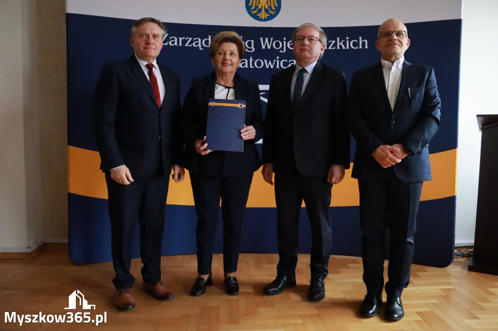 Fotorelacja: Podpisanie umowy w Koziegłowach na przebudowę drogi DW 789