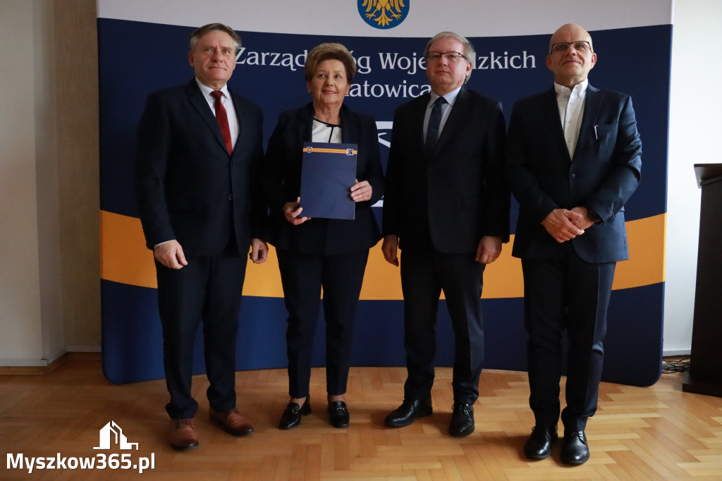 Fotorelacja: Podpisanie umowy w Koziegłowach na przebudowę drogi DW 789