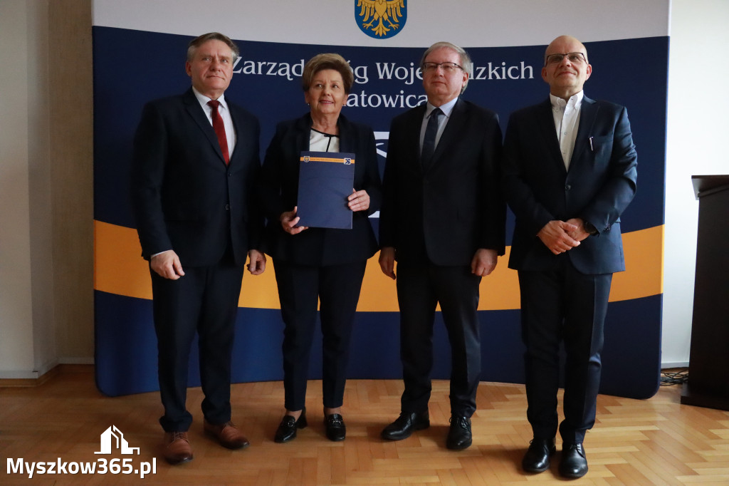 Fotorelacja: Podpisanie umowy w Koziegłowach na przebudowę drogi DW 789