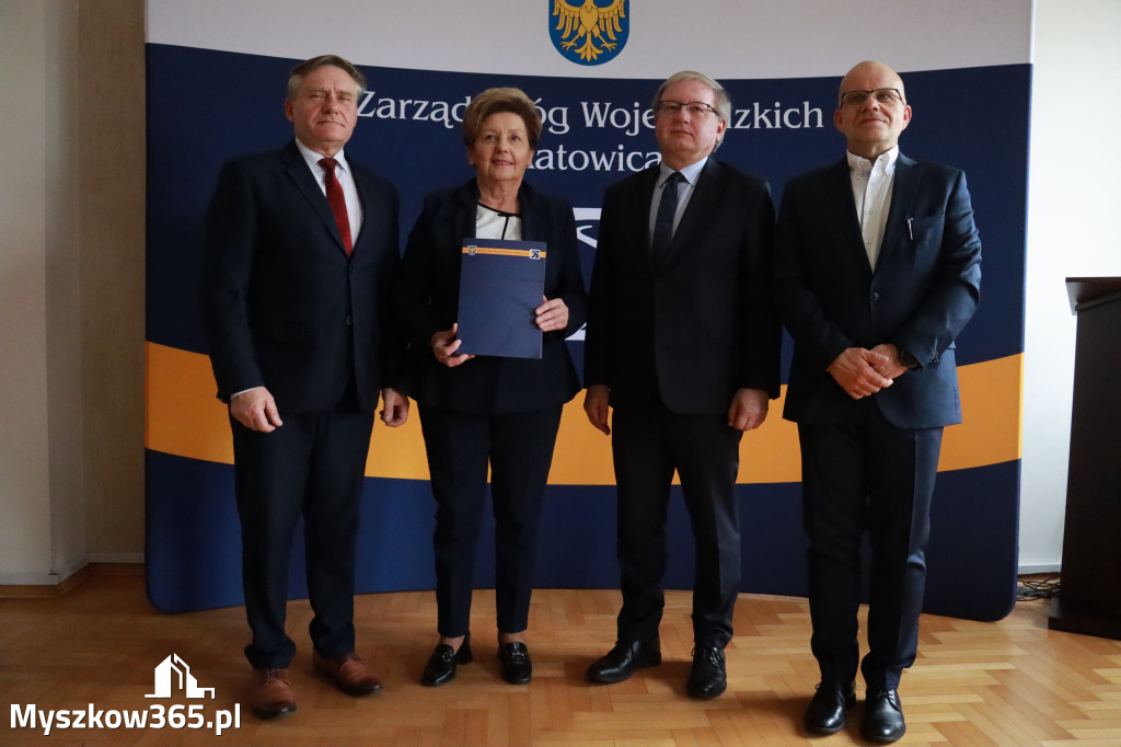 Fotorelacja: Podpisanie umowy w Koziegłowach na przebudowę drogi DW 789