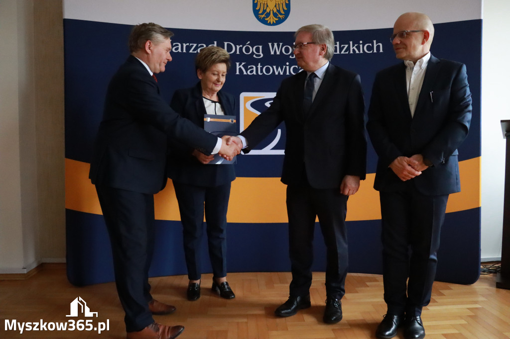 Fotorelacja: Podpisanie umowy w Koziegłowach na przebudowę drogi DW 789
