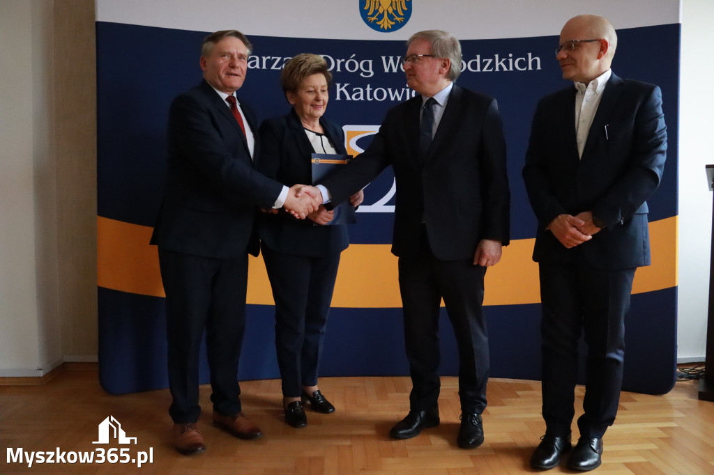 Fotorelacja: Podpisanie umowy w Koziegłowach na przebudowę drogi DW 789