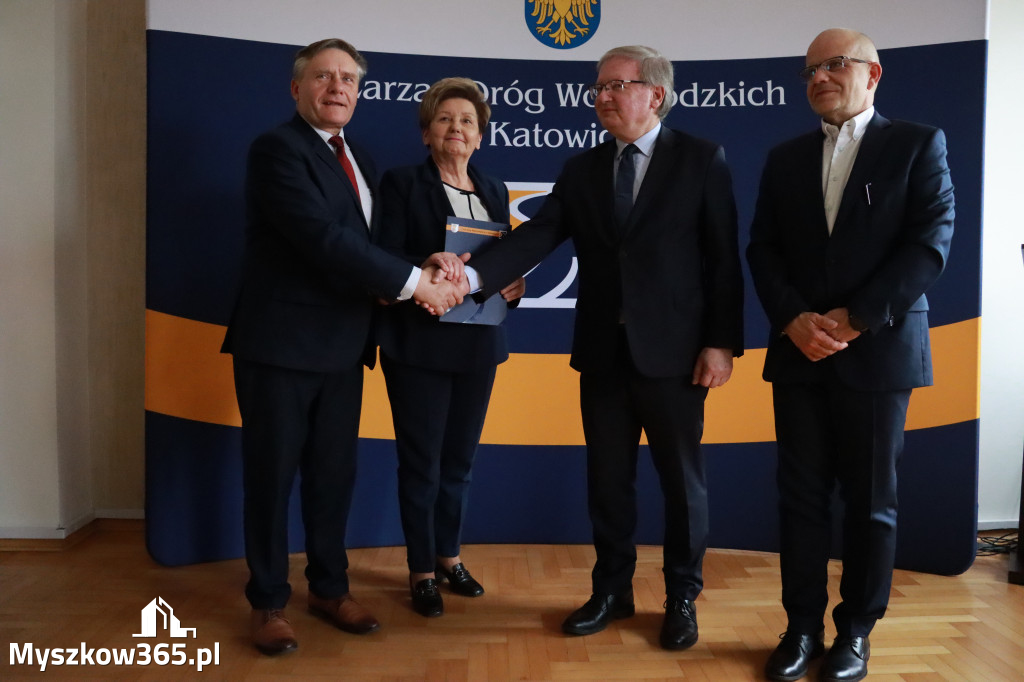 Fotorelacja: Podpisanie umowy w Koziegłowach na przebudowę drogi DW 789