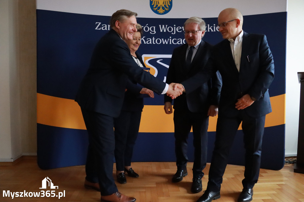 Fotorelacja: Podpisanie umowy w Koziegłowach na przebudowę drogi DW 789