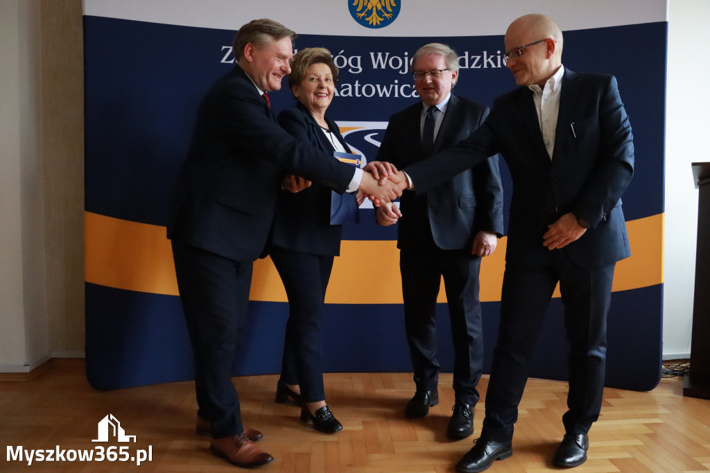Fotorelacja: Podpisanie umowy w Koziegłowach na przebudowę drogi DW 789
