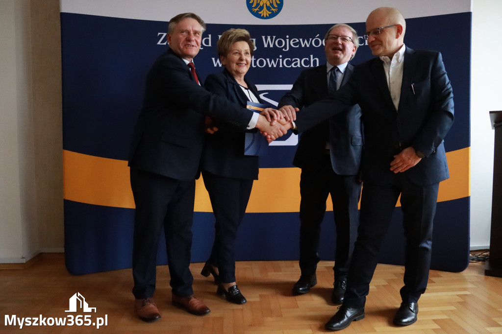 Fotorelacja: Podpisanie umowy w Koziegłowach na przebudowę drogi DW 789