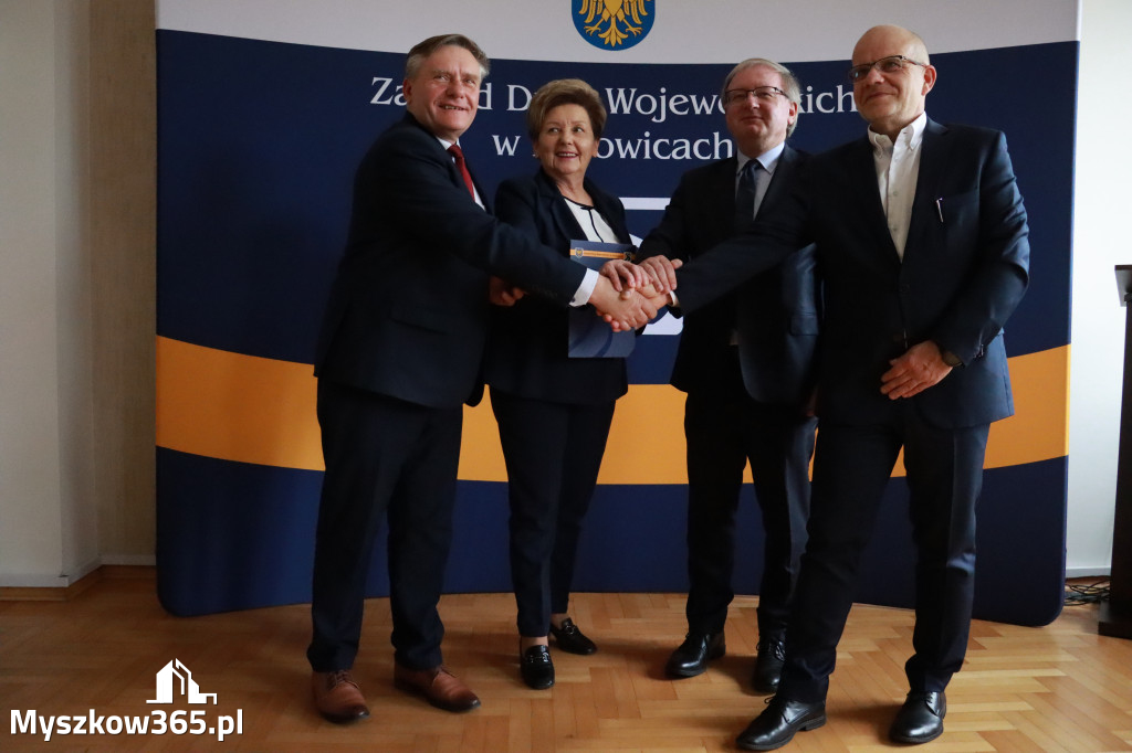Fotorelacja: Podpisanie umowy w Koziegłowach na przebudowę drogi DW 789