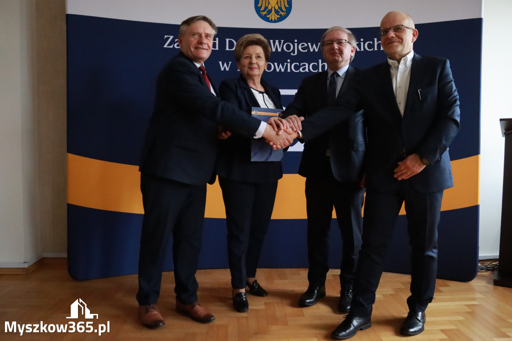 Fotorelacja: Podpisanie umowy w Koziegłowach na przebudowę drogi DW 789