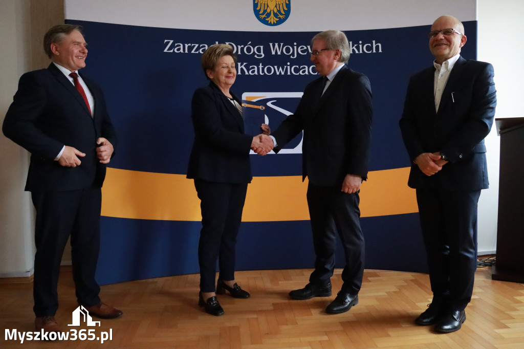 Fotorelacja: Podpisanie umowy w Koziegłowach na przebudowę drogi DW 789