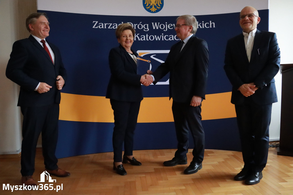 Fotorelacja: Podpisanie umowy w Koziegłowach na przebudowę drogi DW 789