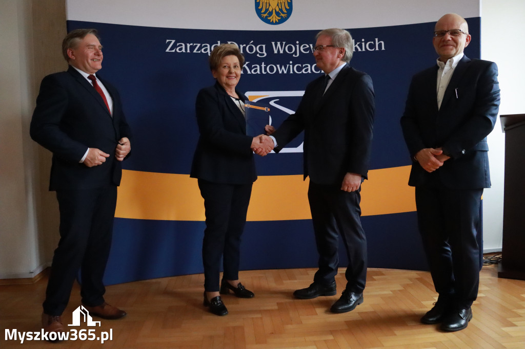 Fotorelacja: Podpisanie umowy w Koziegłowach na przebudowę drogi DW 789