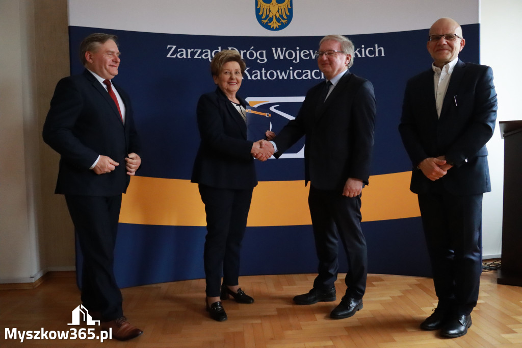 Fotorelacja: Podpisanie umowy w Koziegłowach na przebudowę drogi DW 789