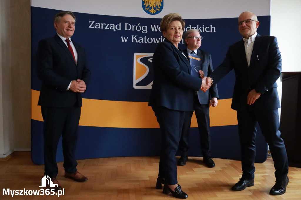 Fotorelacja: Podpisanie umowy w Koziegłowach na przebudowę drogi DW 789