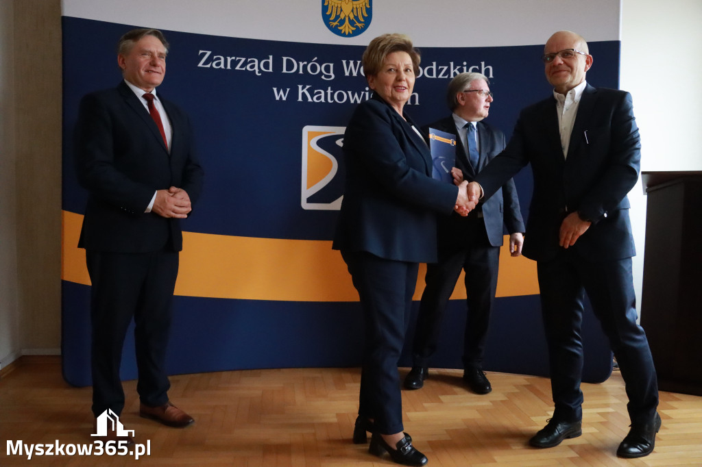 Fotorelacja: Podpisanie umowy w Koziegłowach na przebudowę drogi DW 789