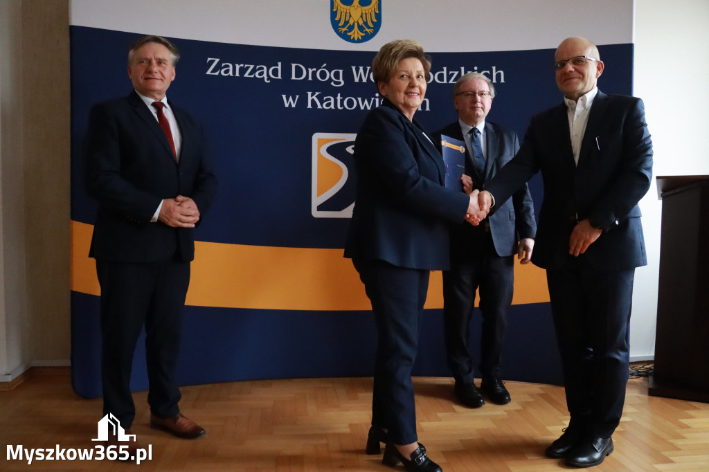 Fotorelacja: Podpisanie umowy w Koziegłowach na przebudowę drogi DW 789