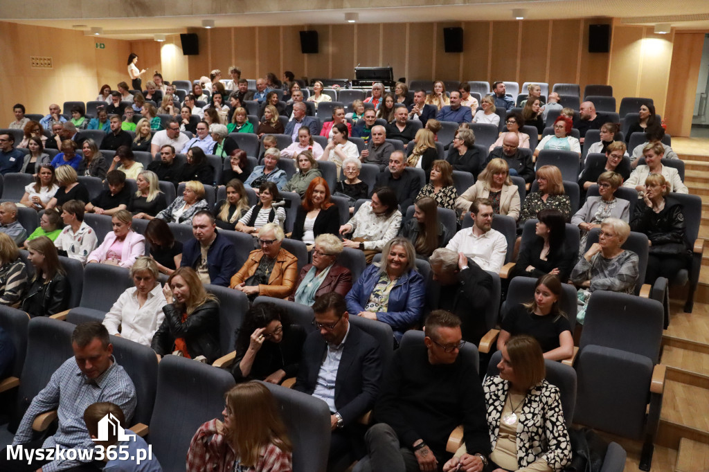 Fotorelacja I: Charytatywny spektakl Leć nisko, biegnij wysoko w MDK Myszków