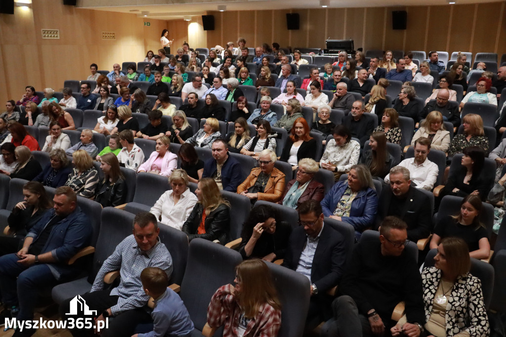 Fotorelacja I: Charytatywny spektakl Leć nisko, biegnij wysoko w MDK Myszków