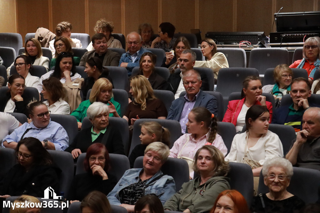 Fotorelacja I: Charytatywny spektakl Leć nisko, biegnij wysoko w MDK Myszków