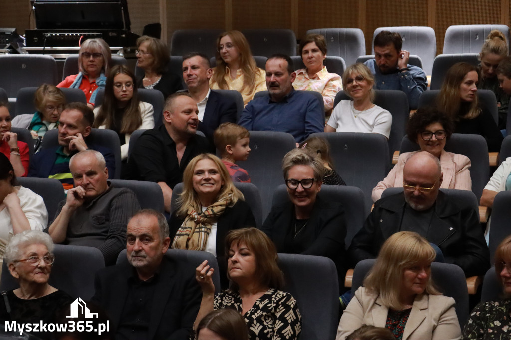 Fotorelacja I: Charytatywny spektakl Leć nisko, biegnij wysoko w MDK Myszków