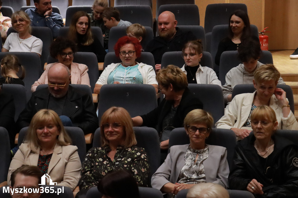 Fotorelacja I: Charytatywny spektakl Leć nisko, biegnij wysoko w MDK Myszków