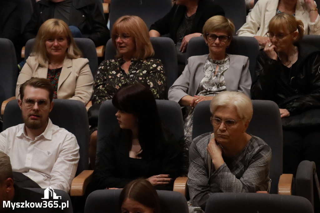 Fotorelacja I: Charytatywny spektakl Leć nisko, biegnij wysoko w MDK Myszków