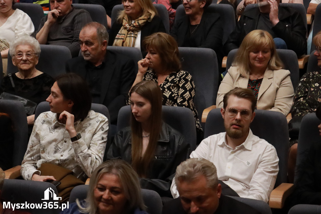 Fotorelacja I: Charytatywny spektakl Leć nisko, biegnij wysoko w MDK Myszków