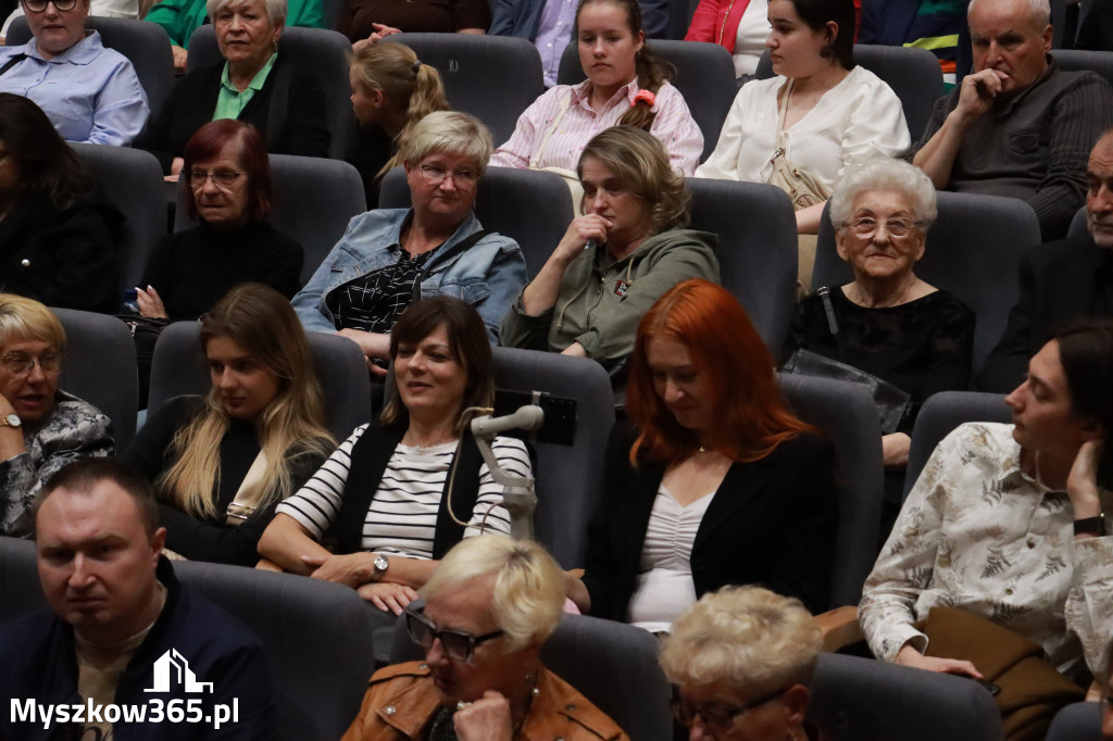 Fotorelacja I: Charytatywny spektakl Leć nisko, biegnij wysoko w MDK Myszków
